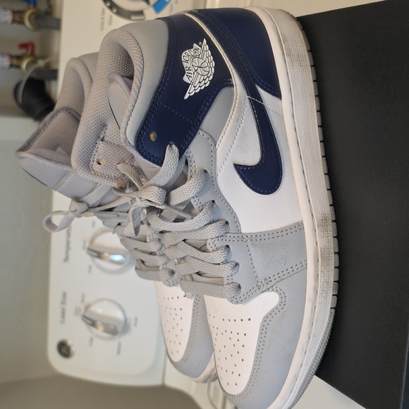 Air Jordan 1 Mid Mens Size 7 main image 4